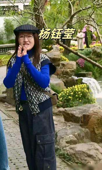 53岁杨钰莹游扬州被偶遇，胖了一大圈，被吐槽一身名牌乱穿一通  -图6