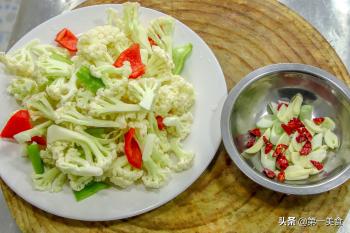 花菜怎样做最好吃，厨师长不焯水不过油，直接下锅爆炒，很想吃  -图2