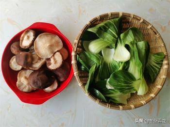 油菜和香菇天生是一对，素炒更美味，油菜翠绿，香菇味美下饭  -图3