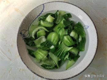 油菜和香菇天生是一对，素炒更美味，油菜翠绿，香菇味美下饭  -图5