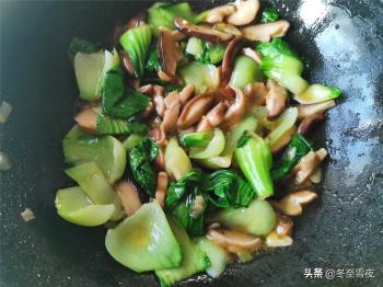 油菜和香菇天生是一对，素炒更美味，油菜翠绿，香菇味美下饭  -图8