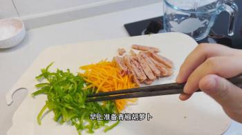 快速搞定8个青椒鸡蛋饼，配上一杯豆浆，早餐完成 #早餐吃什么  -图2